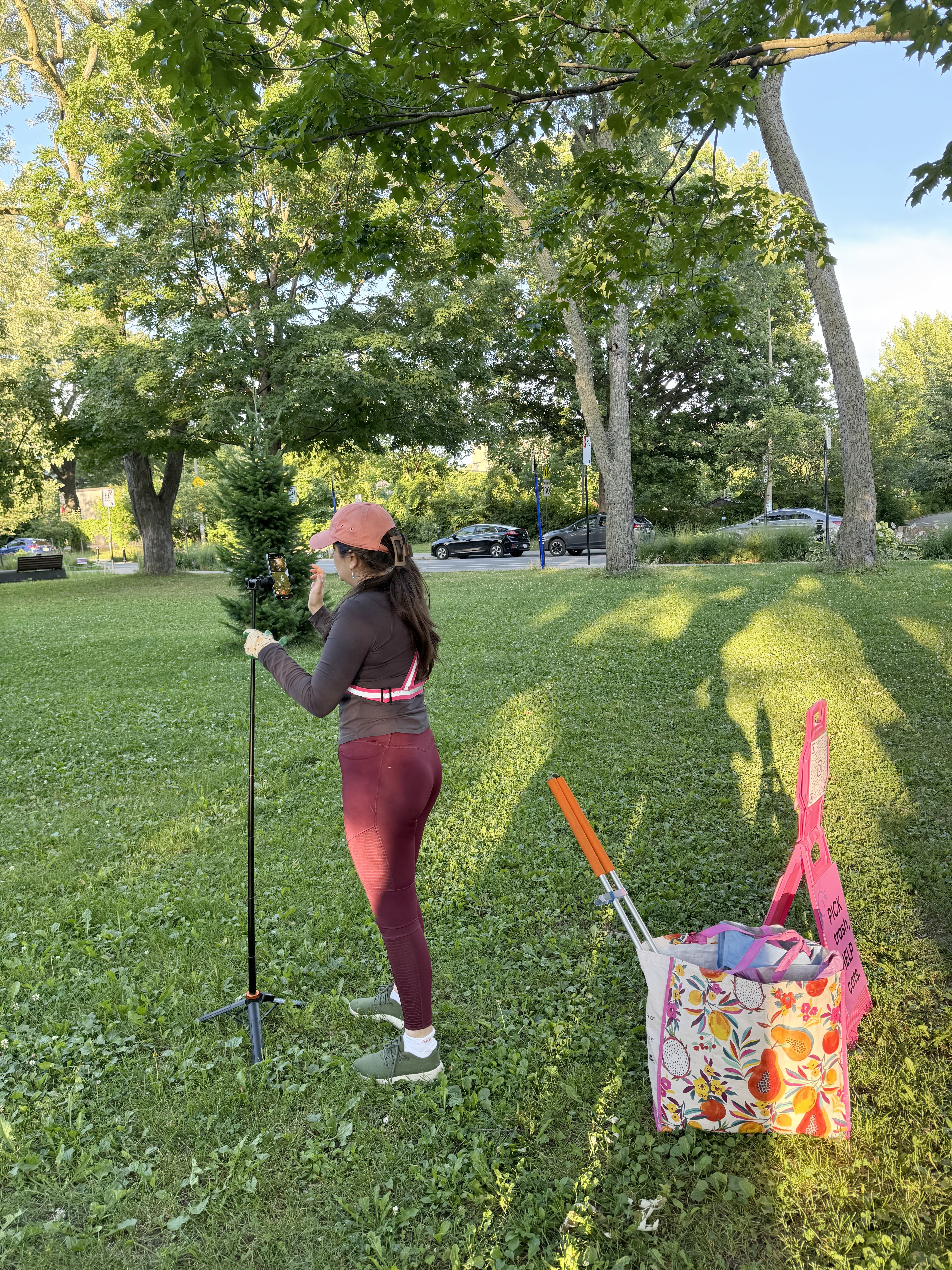 Carolina Yanez - The Trashy Lady Carolina Yanez, alias the trashy lady, spends three evenings a week to collect waste voluntarily, in order to raise funds for the SPCA. She also publishes videos on her Instagram account in order to convince other citizens to get her hand. Credit: Félix Desjardins